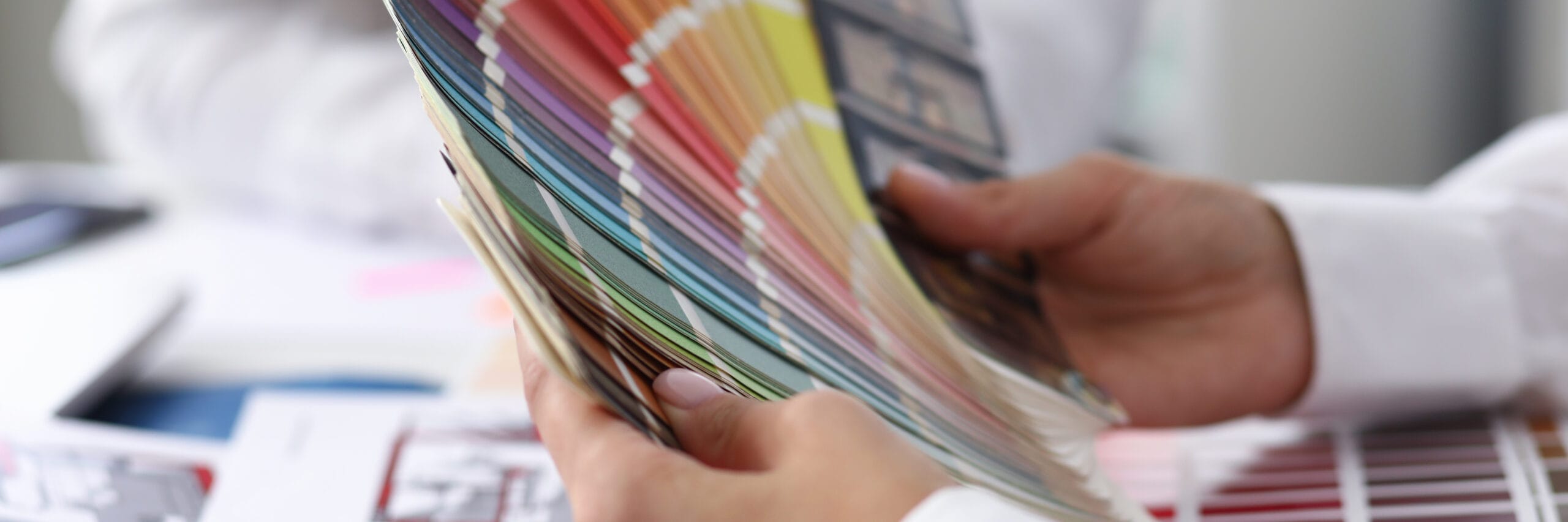 Selección de colores y acabados con un muestrario de impresión
