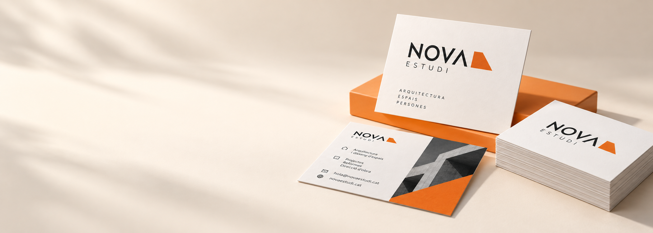 Tarjetas de visita con identidad naranja y negra en una escena de estudio