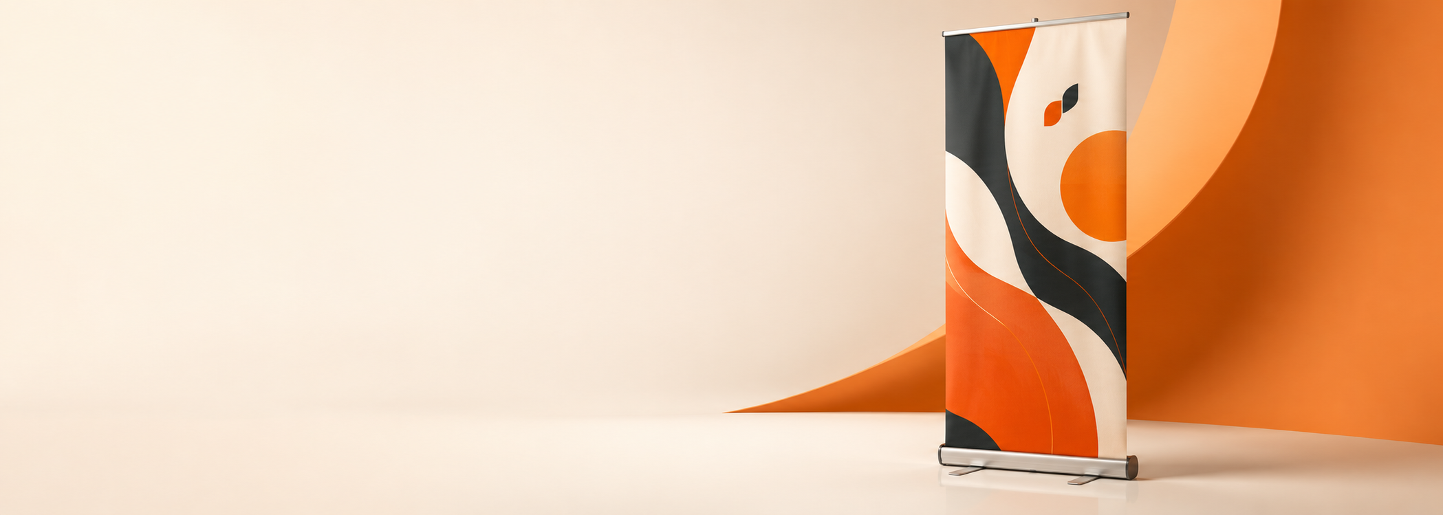 Roll-up con diseño naranja y negro integrado en un fondo continuo