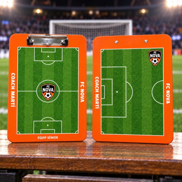 Pizarra táctica de fútbol personalizada en naranja, con campo completo y medio campo — ejemplo ilustrativo